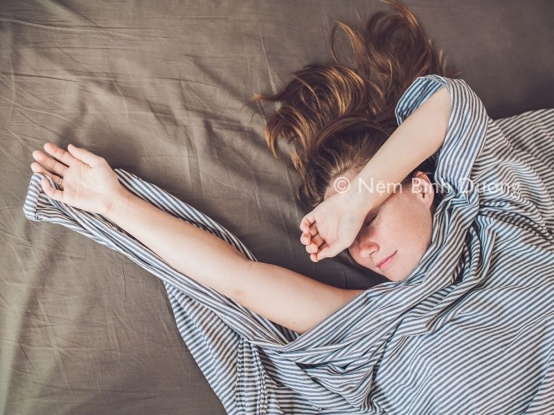 Rối loạn vận động tay chân theo chu kỳ ngủ là gì? Có nguy hiểm không?