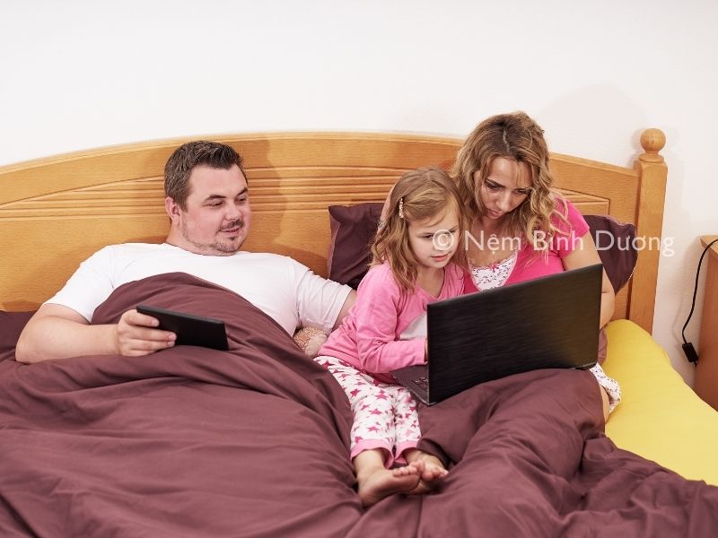 Thiết bị điện tử ảnh hưởng đến giấc ngủ của trẻ như thế nào?