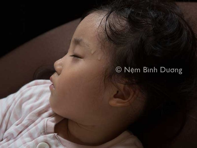 Tìm hiểu nguyên nhân gây đổ mồ hôi trộm ở trẻ và cách để khắc phục 1 Tìm hiểu nguyên nhân gây đổ mồ hôi trộm ở trẻ và cách để khắc phục