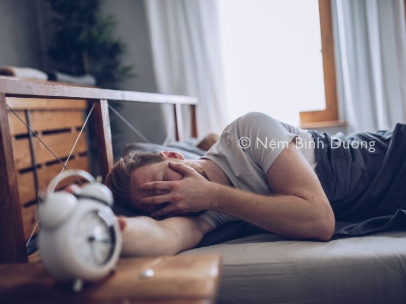 Lý do thức dậy quá sớm? Hiện tượng này có ảnh hưởng đến sức khỏe không?