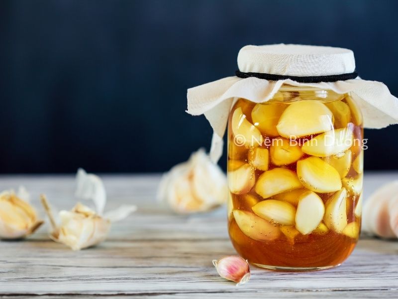 Lợi ích tuyệt vời của việc uống tỏi ngâm mật ong trước khi đi ngủ