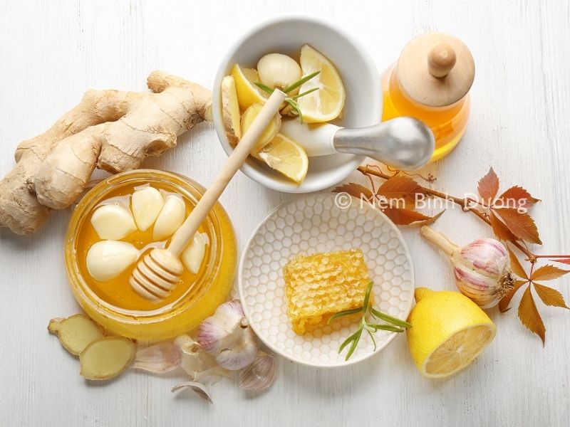 Lợi ích tuyệt vời của việc uống tỏi ngâm mật ong trước khi đi ngủ