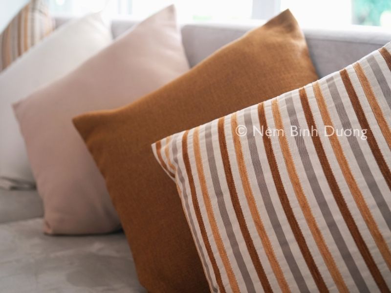 Mách bạn cách giặt gối tựa lưng sofa đơn giản, sạch như mới