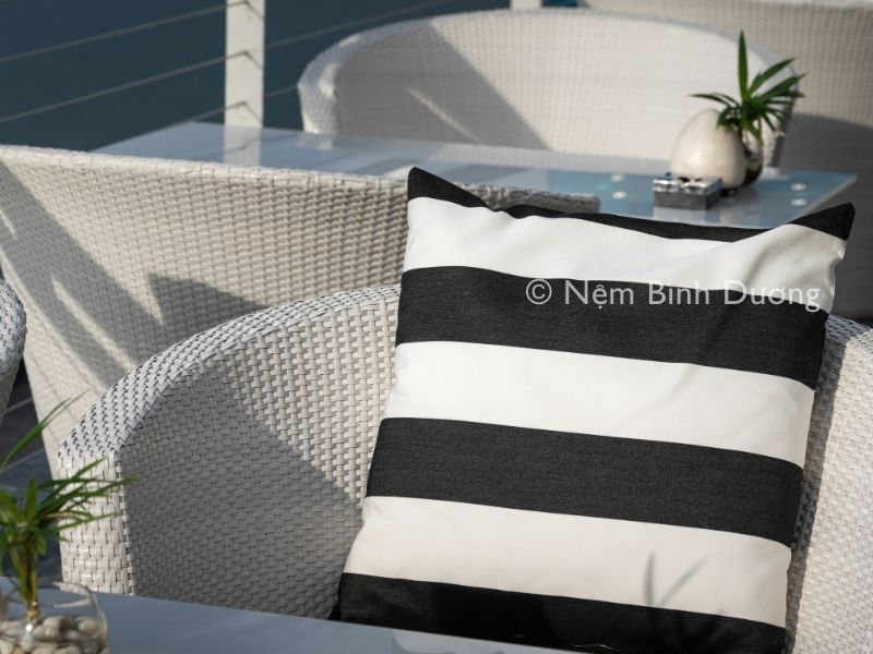 Mách bạn cách giặt gối tựa lưng sofa đơn giản, sạch như mới