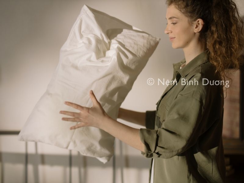 Mách bạn cách giặt gối tựa lưng sofa đơn giản, sạch như mới