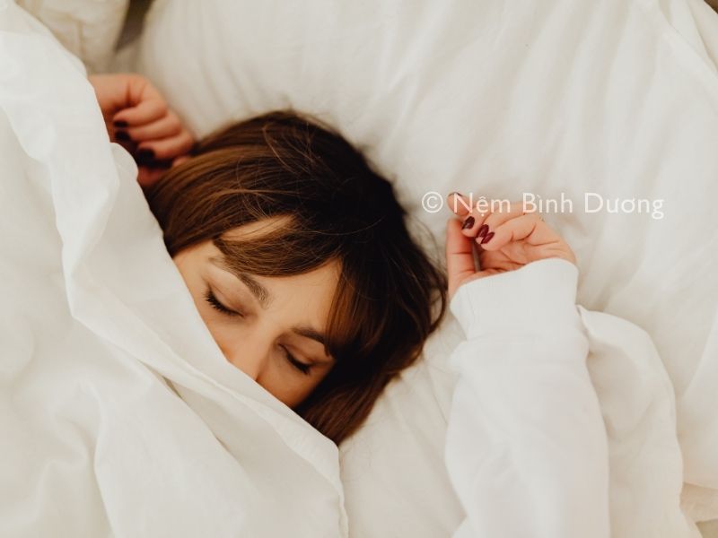 Lý giải vì sao một số người đi ngủ phải đắp chăn bất kể thời tiết như thế nào?