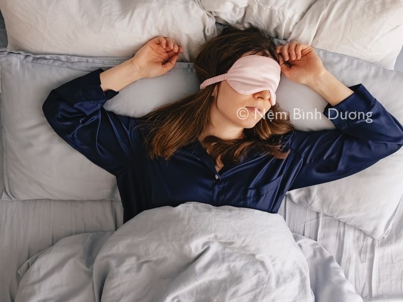 Lý giải vì sao một số người đi ngủ phải đắp chăn bất kể thời tiết như thế nào?