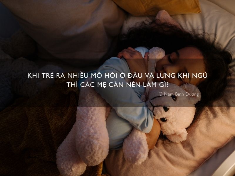 Khi trẻ ra nhiều mồ hôi ở đầu và lưng khi ngủ thì các mẹ cần nên làm gì?