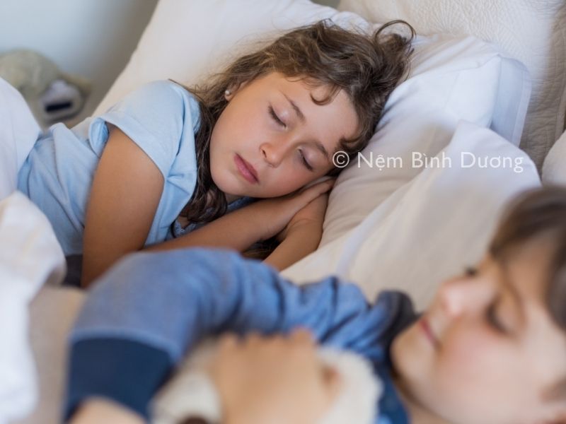 Khi trẻ ra nhiều mồ hôi ở đầu và lưng khi ngủ thì các mẹ cần nên làm gì?