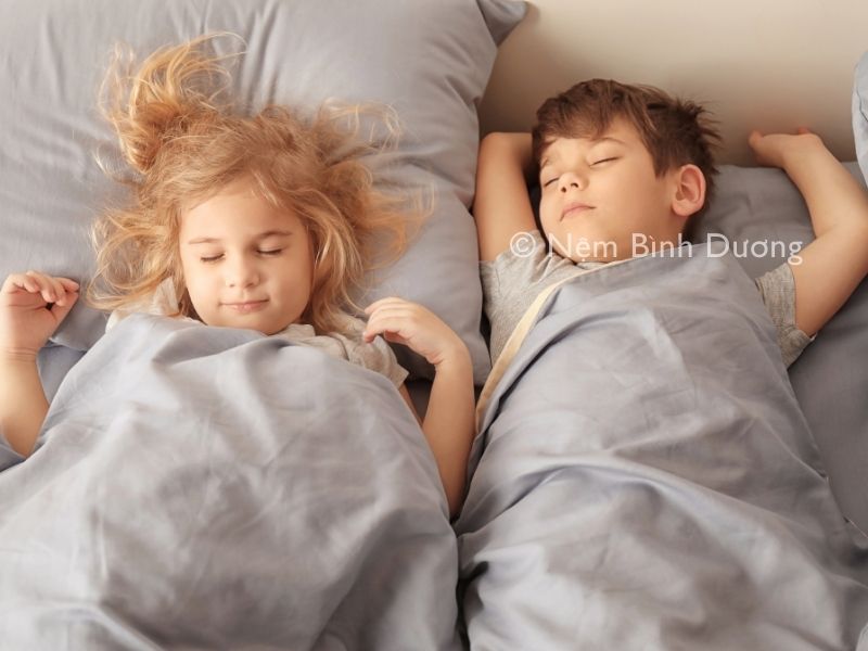 Khi trẻ ra nhiều mồ hôi ở đầu và lưng khi ngủ thì các mẹ cần nên làm gì?