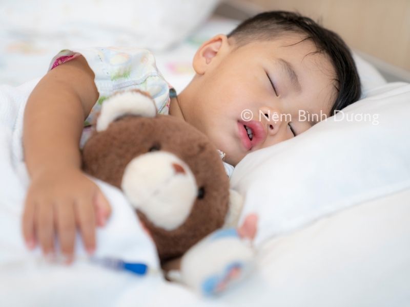 Khi trẻ ra nhiều mồ hôi ở đầu và lưng khi ngủ thì các mẹ cần nên làm gì?