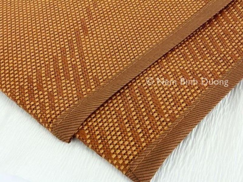 Giải đáp cho việc trẻ sơ sinh nên nằm nệm hay chiếu?