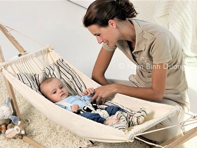 Giải đáp cho việc trẻ sơ sinh nên nằm nệm hay chiếu?