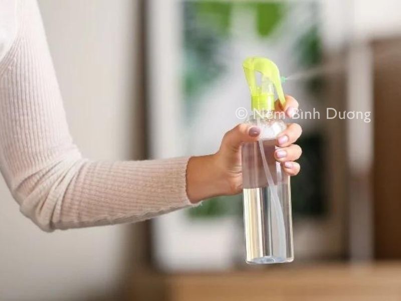 Sử dụng nước cất và giấm