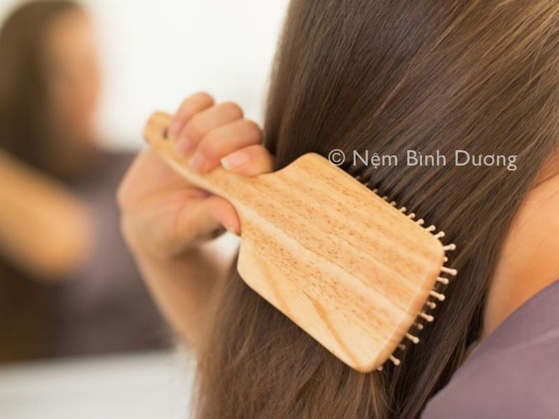 Có nên chải tóc trước khi đi ngủ hay không?