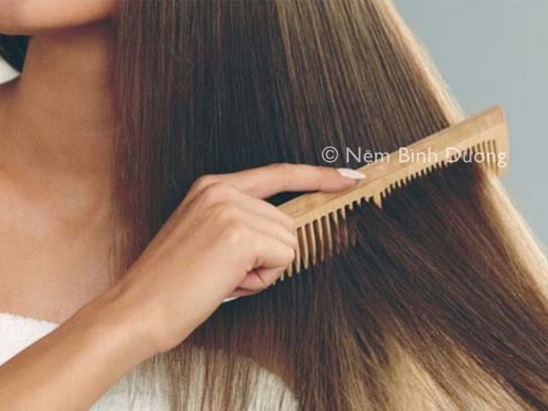 Có nên chải tóc trước khi đi ngủ hay không?