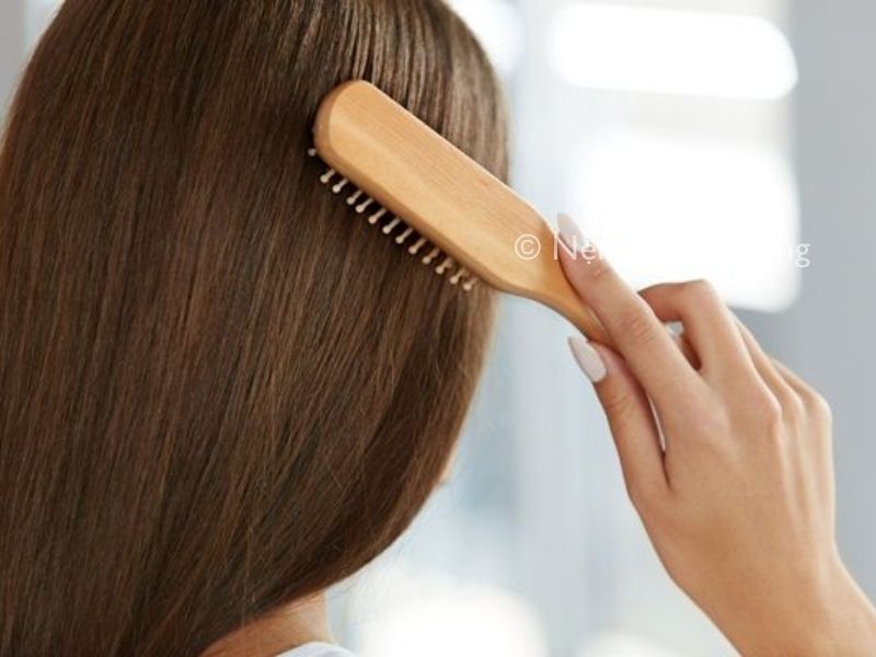 Có nên chải tóc trước khi đi ngủ hay không?