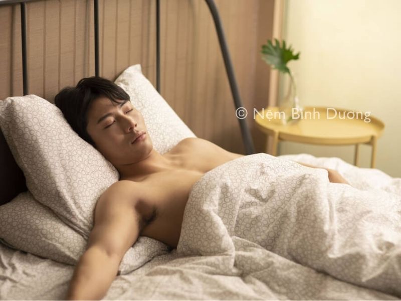 Cởi trần khi ngủ có phải là thói quen tốt không?