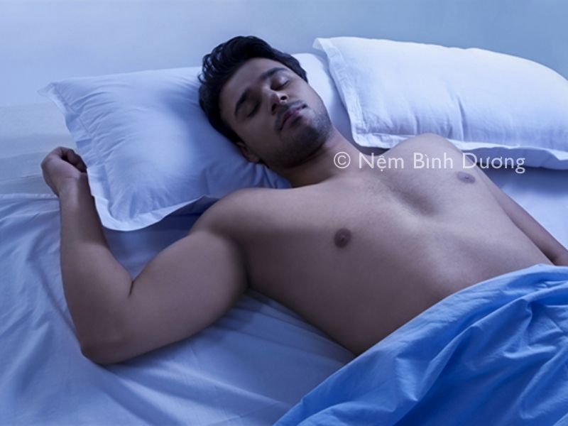 Cởi trần khi ngủ có phải là thói quen tốt không?