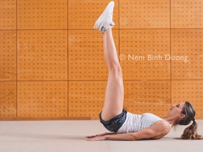 Động tác giúp giảm mỡ bụng khi nằm trên giường tập thể dục 1 Động tác giúp giảm mỡ bụng khi nằm trên giường tập thể dục