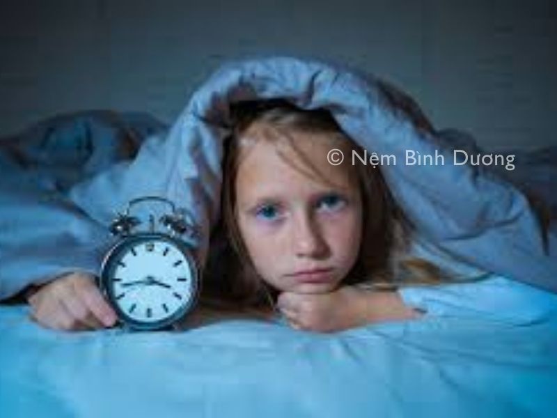 Lý do thức khuya ảnh hưởng đến chiều cao