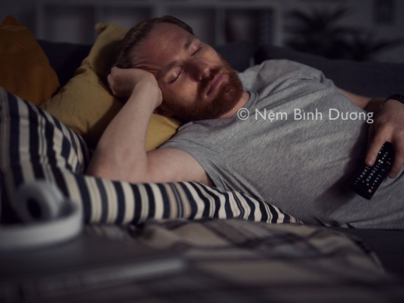 Bật tivi rồi ngủ quên có ảnh hưởng đến giấc ngủ không?