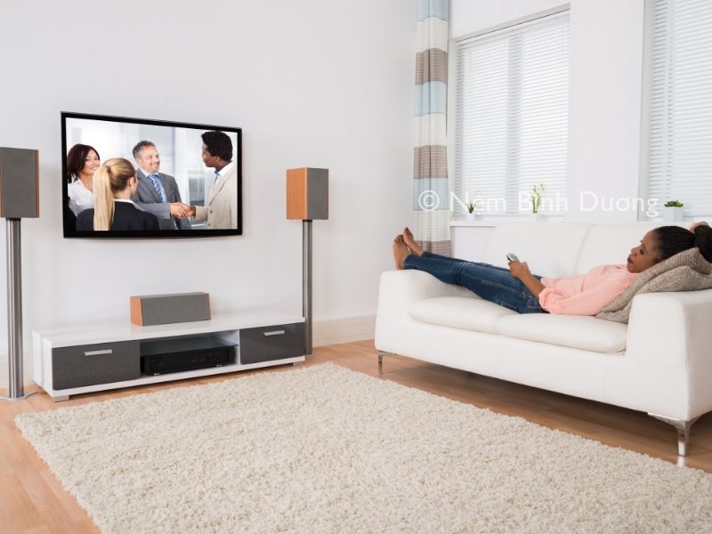 Bật tivi rồi ngủ quên có ảnh hưởng đến giấc ngủ không?