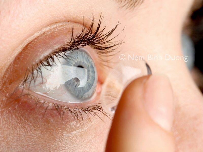 Có nên đeo lens đi ngủ không? 1 Có nên đeo lens đi ngủ không?