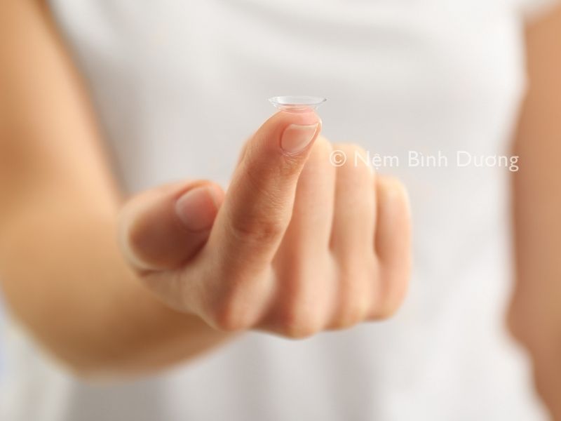Có nên đeo lens đi ngủ không? 2 Có nên đeo lens đi ngủ không?