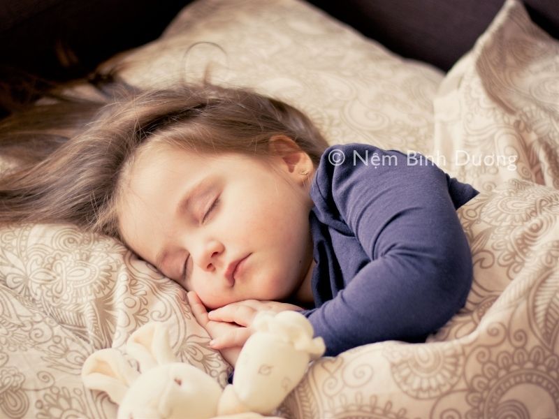 Bí quyết mặc quần áo cho bé khi ngủ phù hợp với nhiệt độ