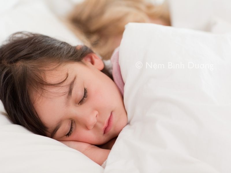 Bí quyết mặc quần áo cho bé khi ngủ phù hợp với nhiệt độ