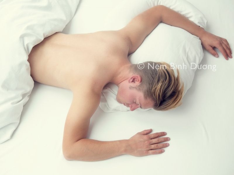 Nam giới ngủ nằm sấp có tốt không?