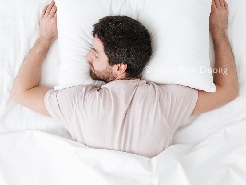 Nam giới ngủ nằm sấp có tốt không?