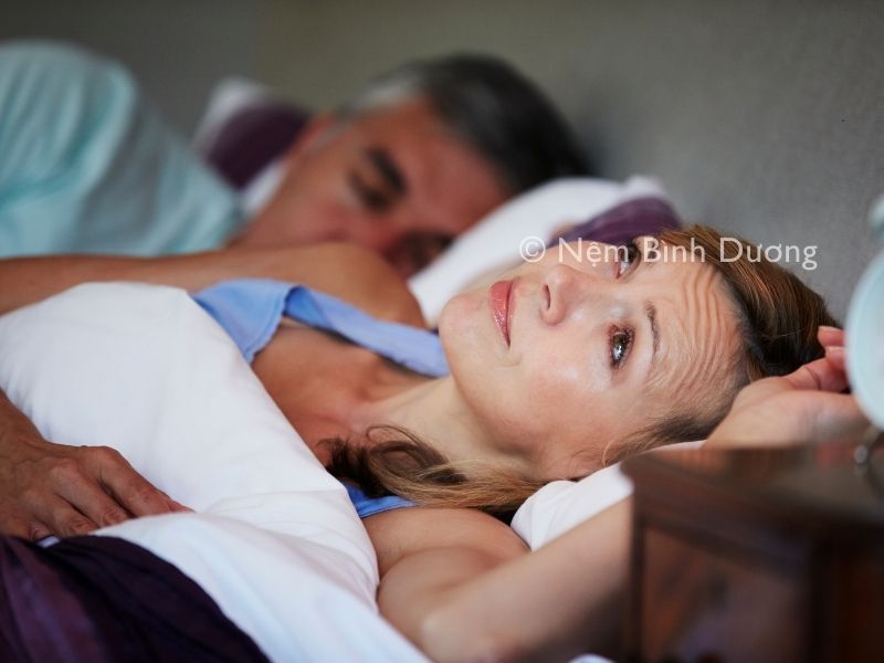 Vì sao phụ nữ dễ mất ngủ hơn nam giới? Cách cải thiện giấc ngủ ở nữ giới
