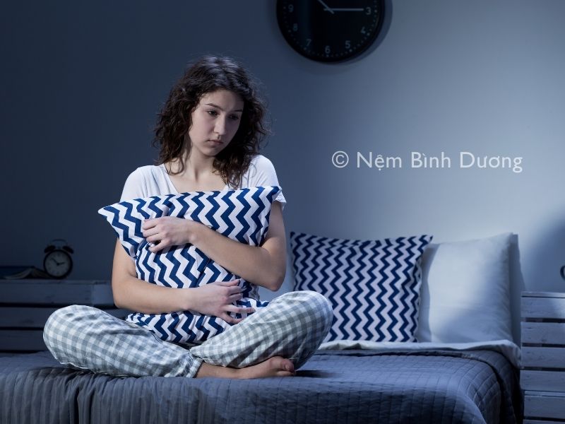 Vì sao phụ nữ dễ mất ngủ hơn nam giới? Cách cải thiện giấc ngủ ở nữ giới