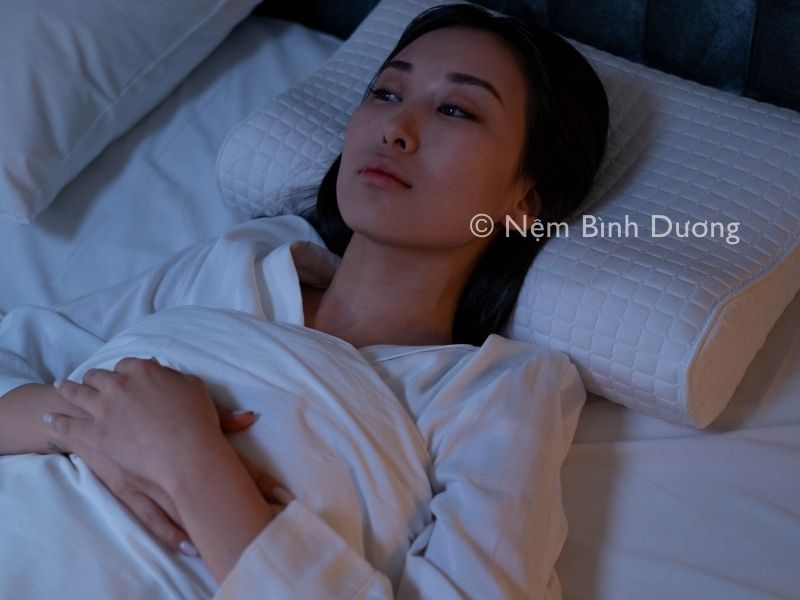 Vì sao phụ nữ dễ mất ngủ hơn nam giới? Cách cải thiện giấc ngủ ở nữ giới