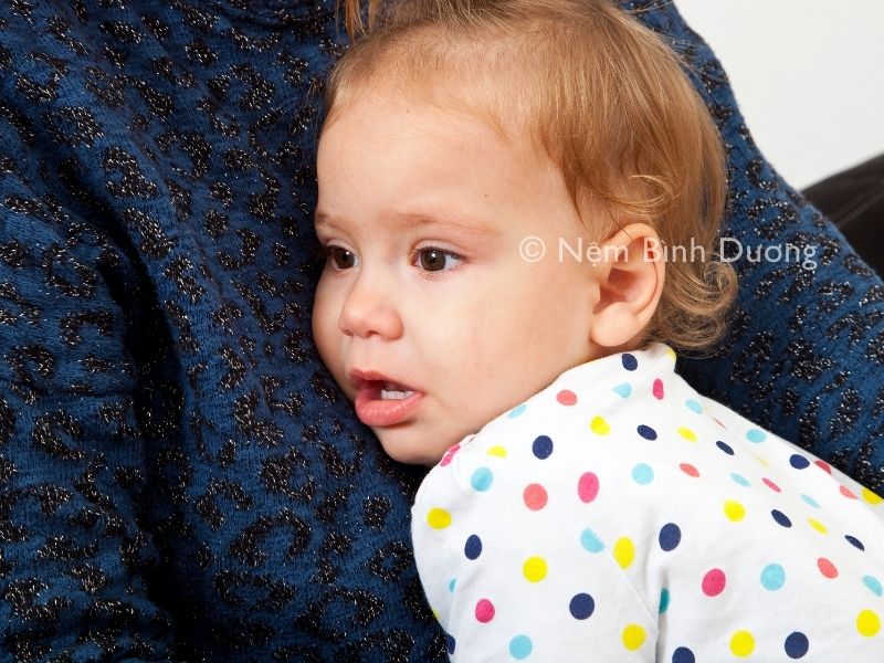 Vì sao trẻ hay khóc trước khi ngủ? Phương pháp khắc phục