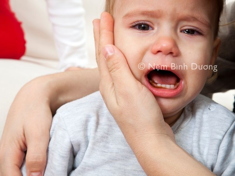 Vì sao trẻ hay khóc trước khi ngủ? Phương pháp khắc phục