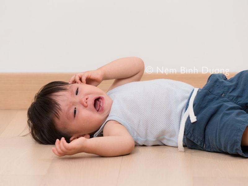 Vì sao trẻ hay khóc trước khi ngủ? Phương pháp khắc phục