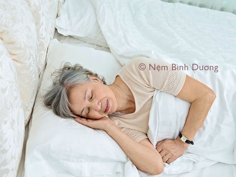 Ngoài việc sử dụng các tư thế nằm để giảm đau đầu, bạn cũng nên thực hành một số tư thế yoga để cải thiện triệu chứng này một cách hiệu quả. Tuy nhiên, cần tham khảo ý kiến của chuyên gia trước khi thực hiện bất kỳ tư thế yoga nào. Tư Thế Em Bé Hướng dẫn: Bắt đầu bằng cách chống tay và đầu gối xuống sàn, giữ hai chân sát vào nhau. Mở rộng đầu gối sang hai bên cơ thể, vươn dài hai tay về phía trước, tựa trán xuống thảm và duỗi hông về phía sau. Giữ cho gáy, vai và lưng trên được thư giãn. Thời gian: Duy trì tư thế trong vòng 8 – 10 nhịp thở. Tư Thế Gập Người Về Phía Trước Hướng dẫn: Đứng thẳng với hai chân rộng bằng hông, từ từ uốn cong hông để kéo đỉnh đầu xuống sàn. Tăng lực căng ở đầu gối nhưng giữ gót chân phẳng trên thảm. Mắt nhìn vào một điểm cố định phía sau thảm, tay có thể đặt trên thảm hoặc giữ khuỷu tay. Thời gian: Duy trì trong vòng 6 – 8 nhịp thở. Tư Thế Xoay Ngửa Hướng dẫn: Nằm ngửa trên thảm, kéo đầu gối về phía ngực rồi hạ chân sang một bên. Duỗi thẳng hai tay sang hai bên, lòng bàn tay hướng lên. Nhìn lên trần nhà hoặc qua bàn tay đối diện với đầu gối. Thời gian: Giữ tư thế này trong khoảng 6 nhịp thở, sau đó đổi bên. Tư Thế Chân Trên Tường Hướng dẫn: Nằm ngửa, mông dựa vào tường, mở rộng chân lên phía trên của bức tường. Thư giãn phần thân trên với hai cánh tay đặt cạnh thân người, lòng bàn tay hướng lên. Thời gian: Giữ nguyên tư thế trong khoảng 10 nhịp thở. Tư Thế Nằm Ngửa Căng Ngực và Vai Hướng dẫn: Đặt một tấm đệm hoặc khăn cuộn lại trên thảm và nằm ngửa lên trên. Mở rộng cánh tay sang hai bên để tạo thành hình chữ T, lòng bàn tay hướng lên. Tay và vai áp xuống sàn. Thời gian: Giữ tư thế trong khoảng 10 nhịp thở.