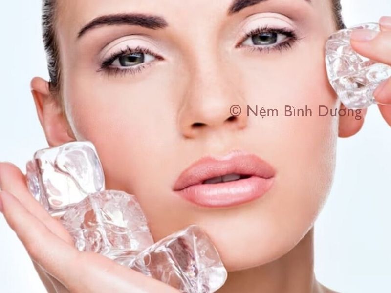 Lợi ích và tác hại của việc chườm đá lên mặt trước khi ngủ ?