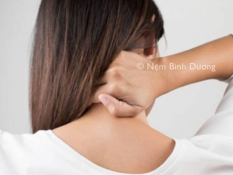 Ngủ dậy bị đau vai - Nguyên nhân và cách khắc phục