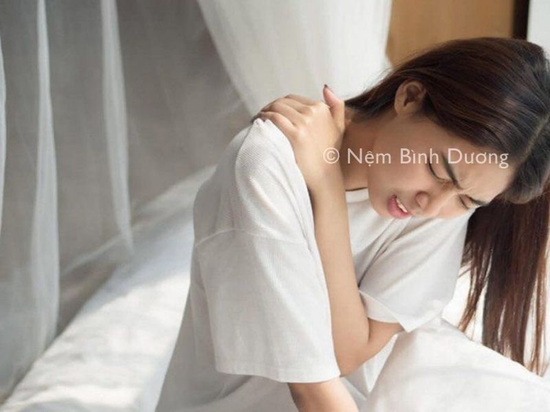 Nguyên nhân ngủ dậy bị đau vai gáy