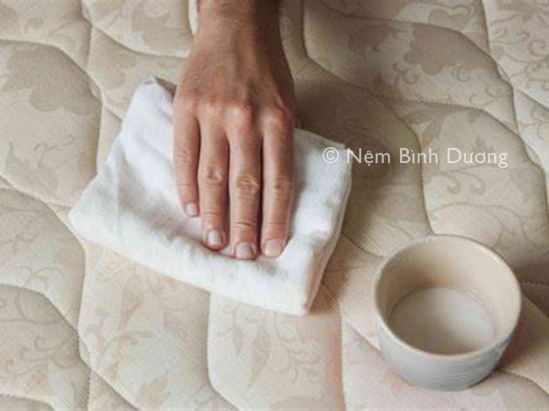 Cách làm khô nệm bị ướt