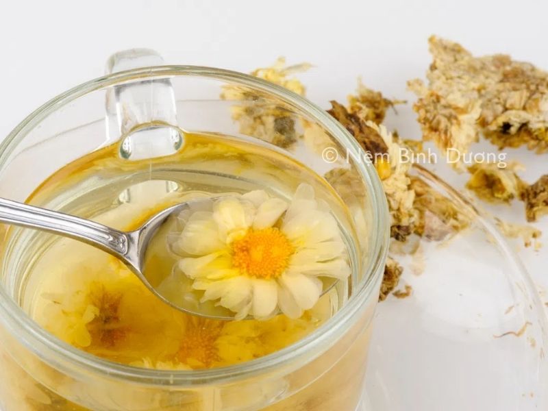 Mẹo cải thiện giấc ngủ với trà hoa cúc
