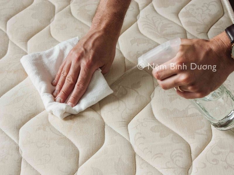 Khử mùi nước tiểu trên nệm bằng giấm 5 Khử mùi nước tiểu trên nệm bằng giấm