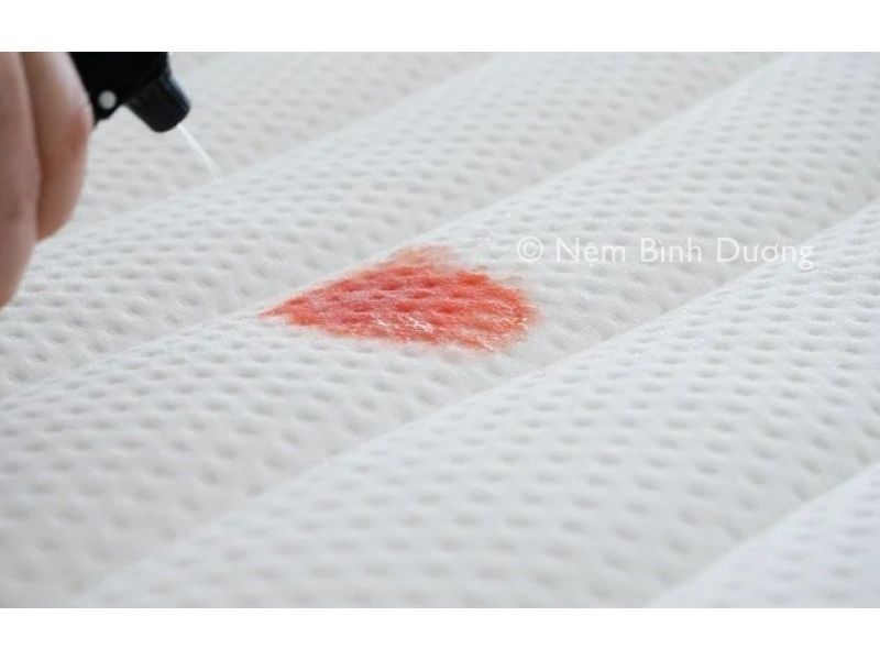 Cách xử lý vết máu trên nệm hiệu quả