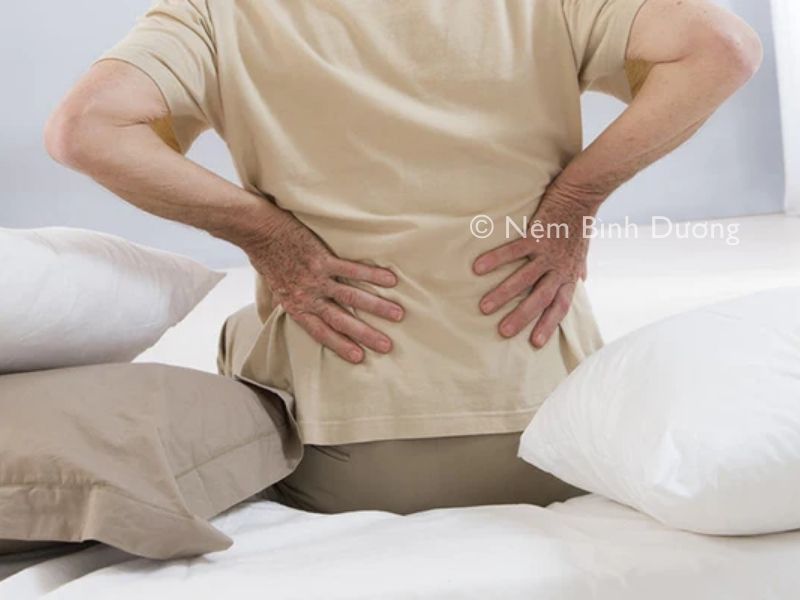 Chọn nệm cho người đau lưng với độ cứng phù hợp