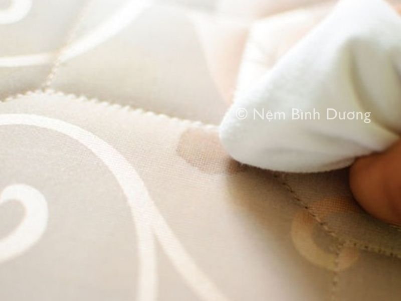 Xử lý vết máu trên nệm bằng khăn lạnh