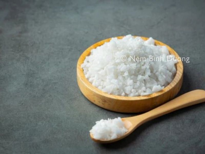 Xóa vết máu dính trên ga giường bằng muối lạnh